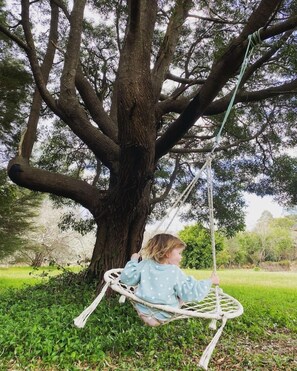 Children’s area - Modern Lodge House, Mountain Views, on River, Pets (East Warburton)