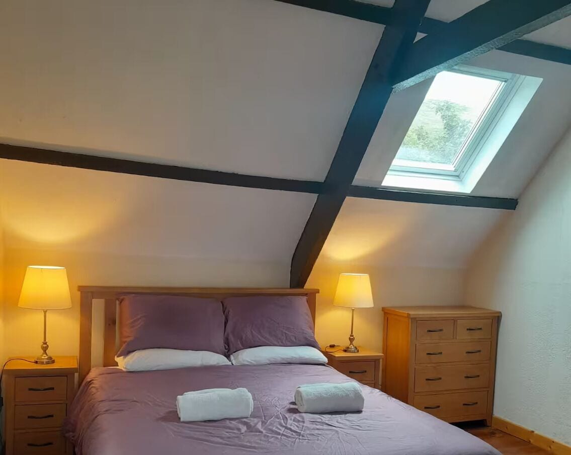 Tabla de planchar con plancha, wifi, ropa de cama