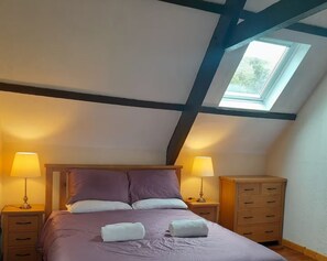3 habitaciones, tabla de planchar con plancha, wifi y ropa de cama 
