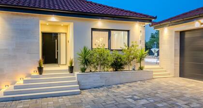 Villa Ballat With Heated Pool