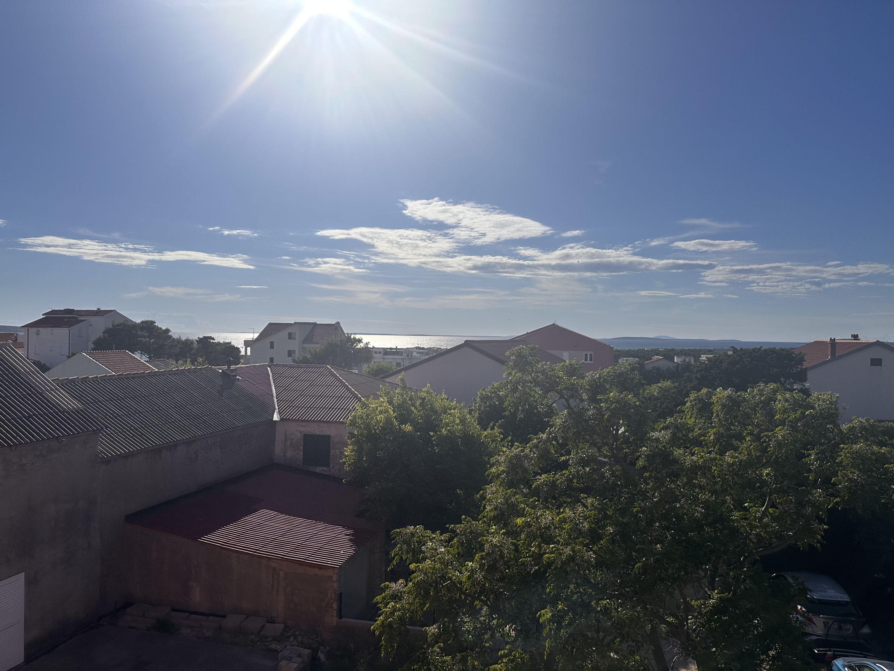 Zona residencial con casas, árboles y cielo despejado.