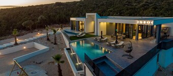 Modern Villa Porta in Novalja