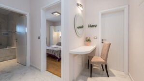 Un bagno moderno con cabina doccia in vetro e un angolo toilette separato.