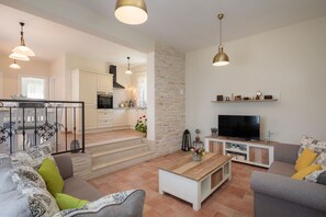 Villa | 3 bedrooms - Seafront Villa Noah With Heated Pool (Novigrad)