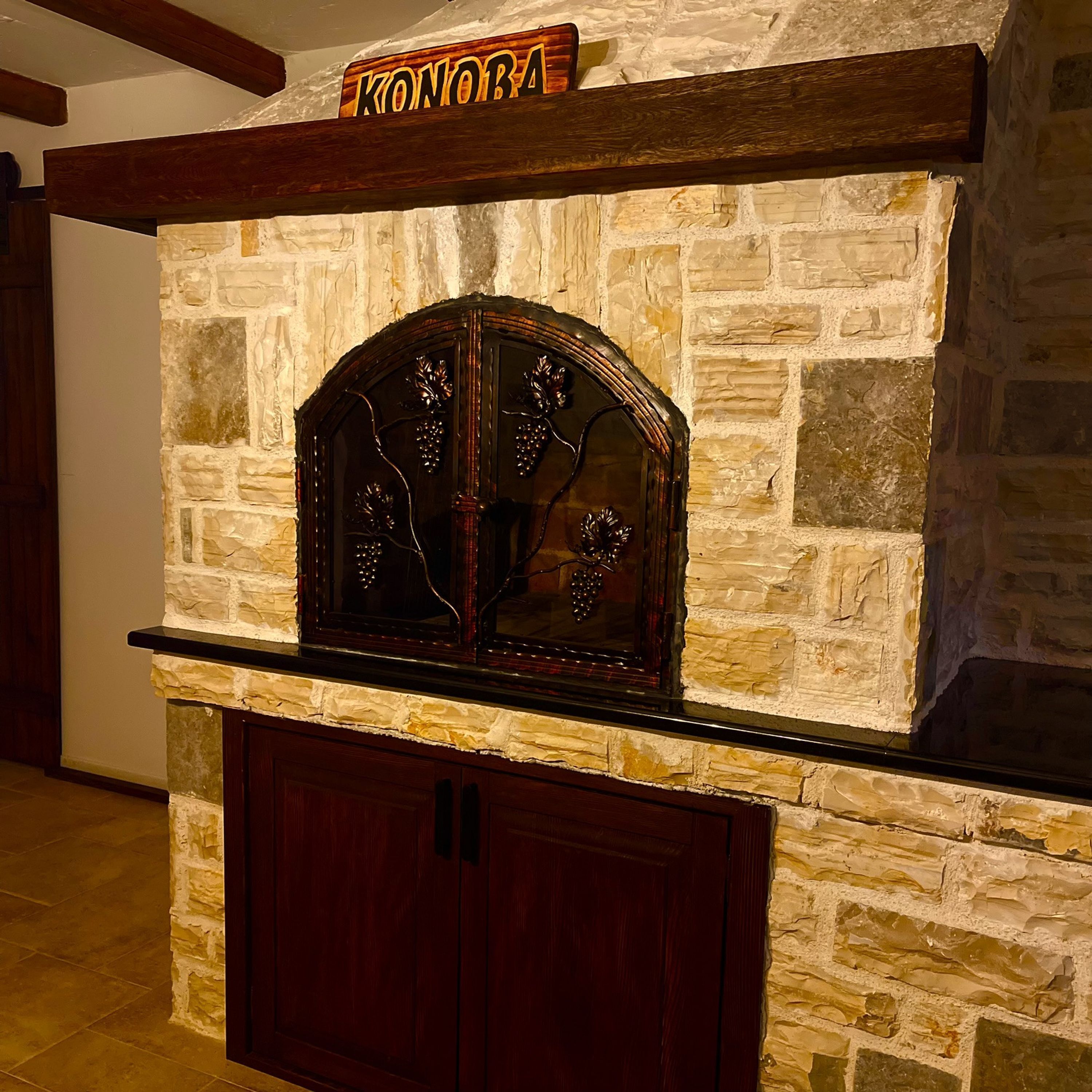 Une cheminée en pierre avec une cheminée en bois et une inscription au-dessus.