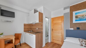 A compact room with a kitchenette, a dining area, a bed, and a bathroom. - Superior Studio Tania 3 (Sveti Filip i Jakov)