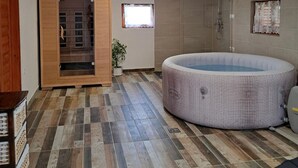 A room with a sauna, a hot tub, and a wooden cabinet. - Holiday Home Ventura (Varazdinske Toplice)