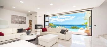 Villa Michelle With Infinity Pool