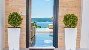 En modern hotellentrés med utsikt över havet.