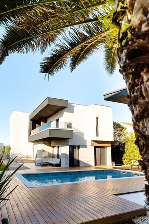 3 bedrooms - Villa Positiva With Heated Pool (Vir)