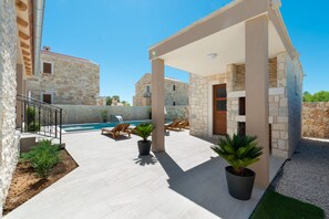 Villa - Villa Rea 3 With Heated Pool (Privlaka)