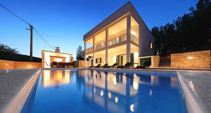 Villa Vallis With Pool
