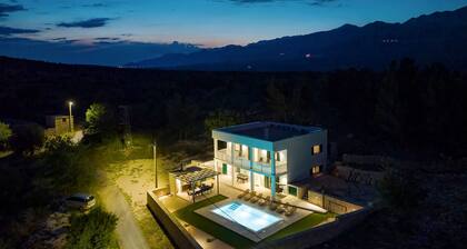 Villa Vallis With Pool