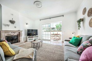 Smart TV - Villa Umbelina - Four Bedroom Villa, Sleeps 9 (Albufeira)