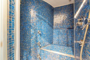 Shower, hair dryer, bidet, towels - Shalimar House Navona by Ghor (Rome)