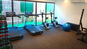 A gym with treadmills, elliptical machines, and exercise balls. - Mahrak Villa - Porto de Galinhas (Ipojuca)