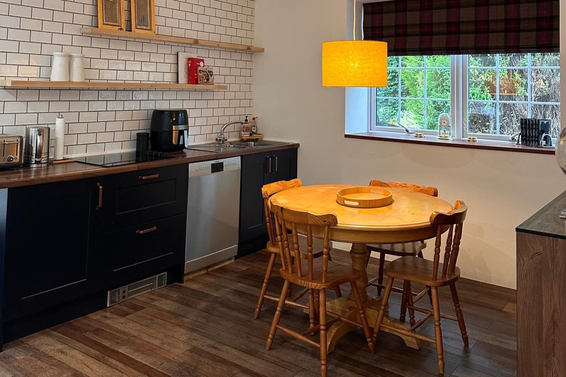 Geladeira, micro-ondas, cooktop, lava-louças