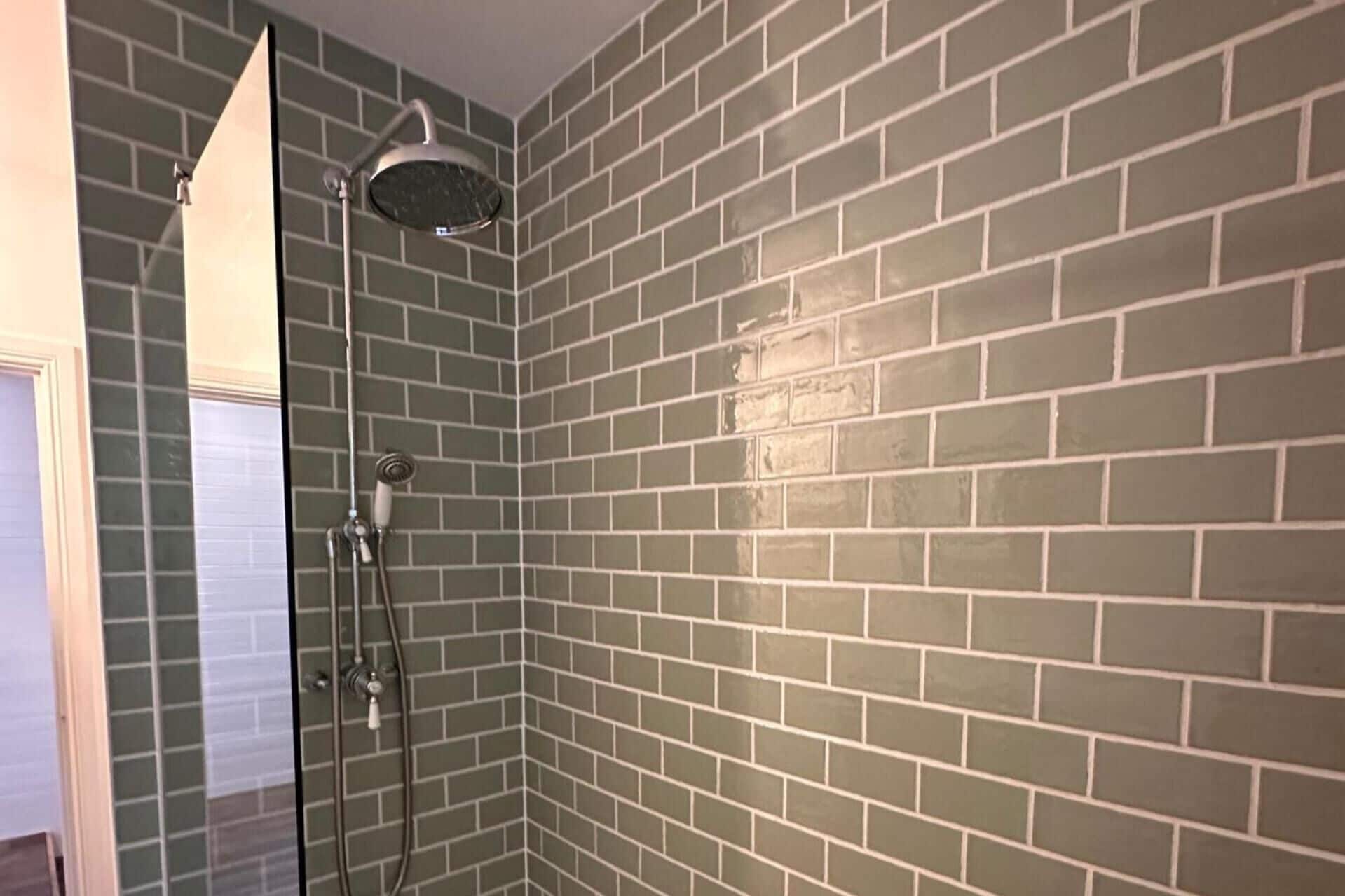 Dusj, hårføner og håndklær