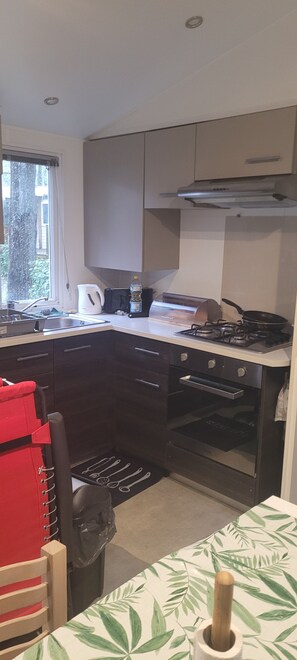 Private kitchen - Mobile home rental 3 bedrooms 1 sofa 2sb 2 WC semi-covered terrace (Saint-Brevin-les-Pins)