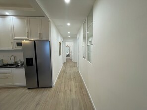 Fridge, dishwasher, toaster, dining tables - Viva Riviera Luxury Apartment Commandant André (Cannes)