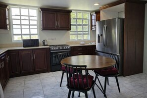 Private kitchen - Perfect 2-bedroom apartment with AC in prestigous Morne Daniel near Roseau (Morne Daniel)