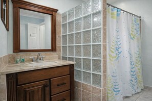 Towels, soap, toilet paper - Perfect 2-bedroom apartment with AC in prestigous Morne Daniel near Roseau (Morne Daniel)