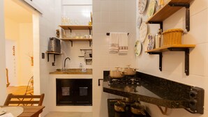 Coffee/tea maker, fridge, microwave, cookware/dishes/utensils - Comfort and Serenity Just Steps from the Beach (Rio de Janeiro)