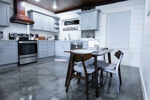 Private kitchen - Residences on 4th/ Ominiplex 5 min./ 4 Bedrooms (Cullman)