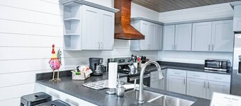 Residences on 4th/ Ominiplex 5 min./ 4 Bedrooms