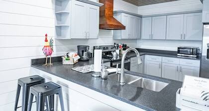 Residences on 4th/ Ominiplex 5 min./ 4 Bedrooms