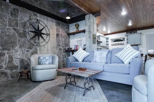 Residences on 4th/ Ominiplex 5 min./ 4 Bedrooms