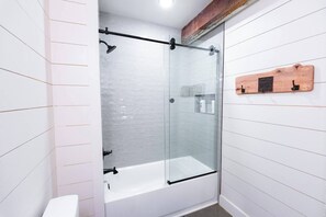 Handtücher, Seife, Toilettenpapier