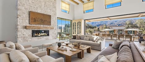 テレビ、暖炉、書斎 / ワークスペース