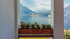 A balcony with a view of a lake and mountains. - Villa La Perledina in Perledo (Perledo)