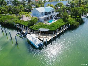 A house with a pool, dock, and boat. - Sombrero Sands 3/2 w pool + 80 ft dock, .5 miles to Sombrero Beach (Marathon)
