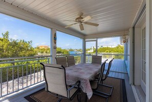 Outdoor dining - Sombrero Sands 3/2 w pool + 80 ft dock, .5 miles to Sombrero Beach (Marathon)
