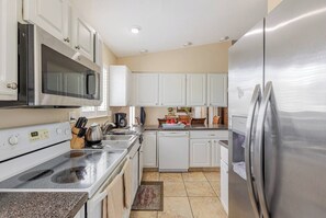Fridge, stovetop, coffee/tea maker, cookware/dishes/utensils - Sombrero Sands 3/2 w pool + 80 ft dock, .5 miles to Sombrero Beach (Marathon)