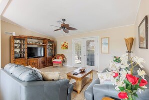 TV, DVD player - Sombrero Sands 3/2 w pool + 80 ft dock, .5 miles to Sombrero Beach (Marathon)