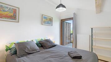 Iron/ironing board, WiFi, bed sheets