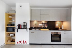 Een koelkast, een microgolfoven, een oven, een kookplaat