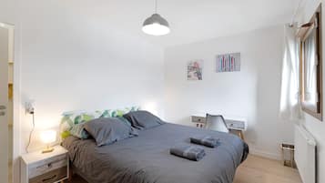 Iron/ironing board, WiFi, bed sheets