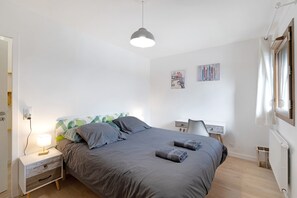 Iron/ironing board, WiFi, bed sheets