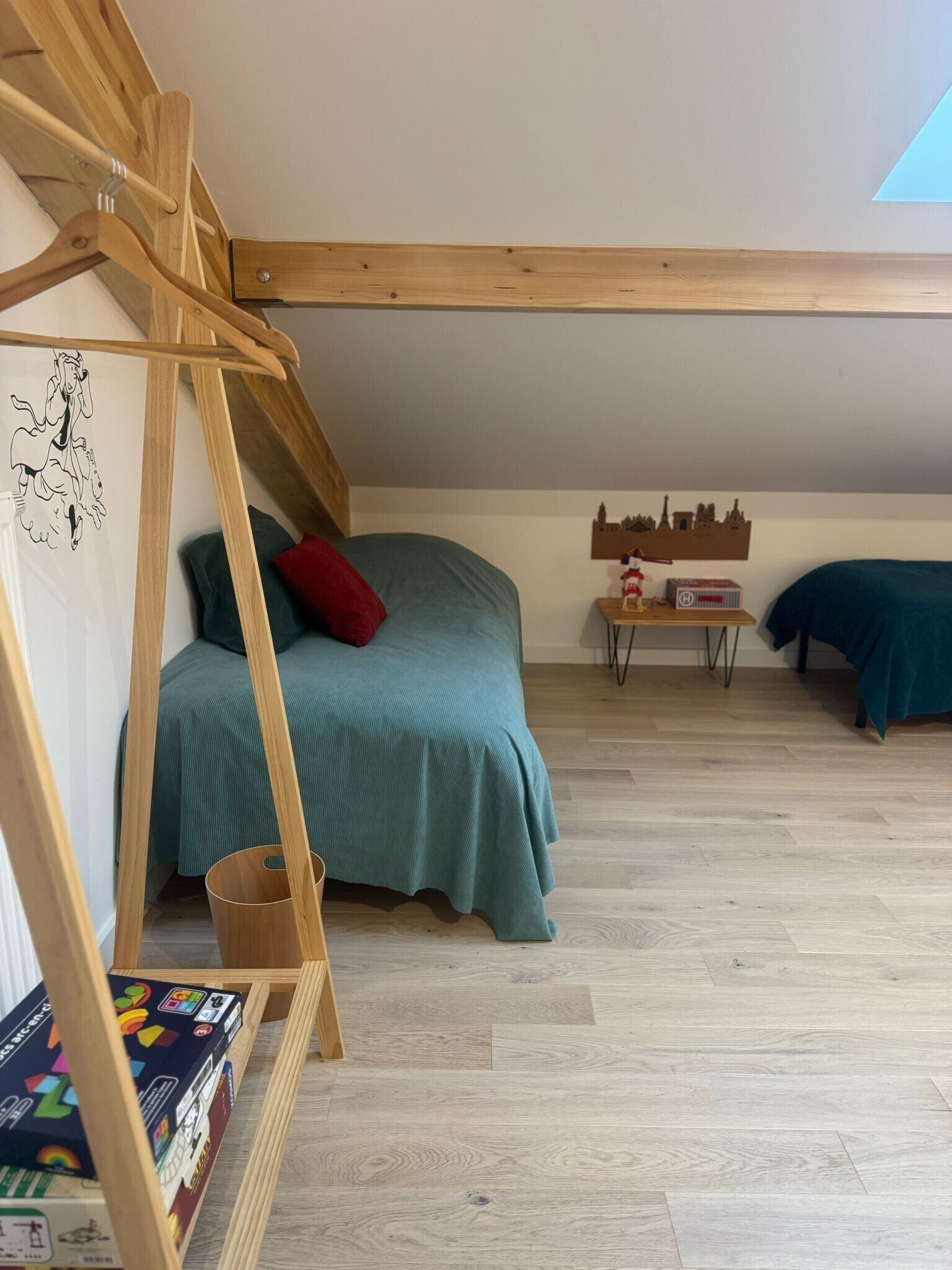 Een strijkplank/strijkijzer, wifi, beddengoed