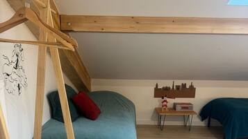 Een strijkplank/strijkijzer, wifi, beddengoed