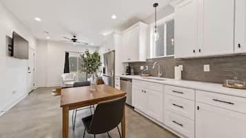 Townhouse – luksus, tekjøkken, 1. etasje | Eget kjøkken | Kaffetrakter/tekoker, brødrister og papirhåndklær