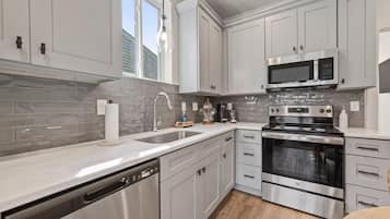 Casa de ciudad de lujo, no se aceptan mascotas | Cocina privada | Cafetera y tetera, tostadora y toallas de papel