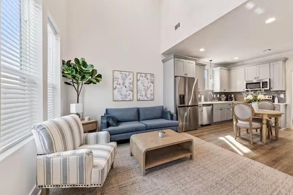 Luxury Townhome, Pets Not Allowed | Living area