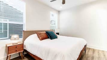 Townhouse – luksus, kjøkken | Strykejern/-brett, wi-fi (inkludert) og sengetøy