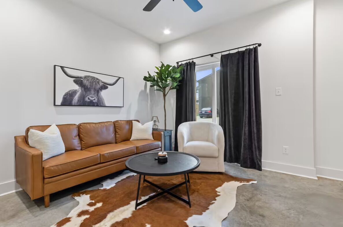 Luxury Townhome, Kitchenette, Ground Floor | Living area