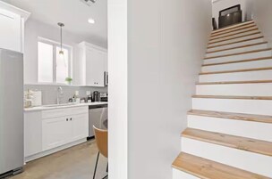 Tabla de planchar con plancha, wifi gratis y ropa de cama 